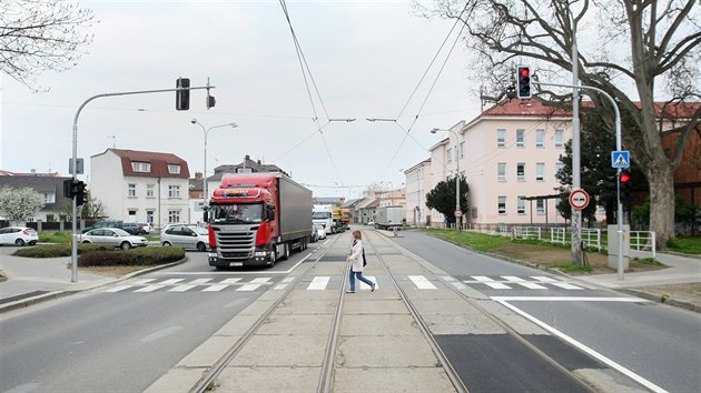 V olomoucké Hodolanské ulici, kterou vede runá výpadovka na ternberk, jsou po...