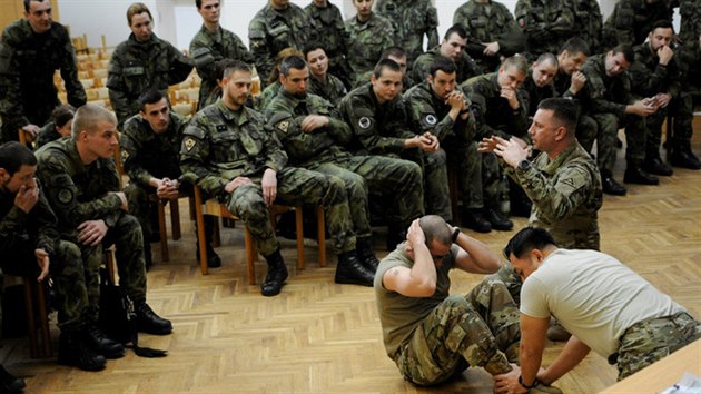 Pades�tka �esk�ch voj�k� absolvovala v P��slavic�ch t��t�denn� kurz pod veden�m p�ti instruktor� americk� akademie pro podd�stojn�ky. Vyzkou�eli si mimo jin� americk� zp�sob t�lesn� p��pravy.