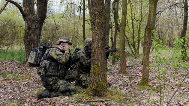 Pades�tka �esk�ch voj�k� absolvovala v P��slavic�ch t��t�denn� kurz pod veden�m p�ti instruktor� americk� akademie pro podd�stojn�ky. Vyvrcholil na Libav� bojov�m cvi�en�m, p�i kter�m ��st voj�k� br�n� vlajku a druh� se ji sna�� uko�istit.
