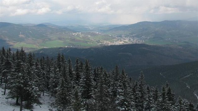Vrcholové části jesenické hory Šerák a okolí ještě jednou zahalila bílá peřina (snímek z webkamery 25. dubna 2016 odpoledne).
