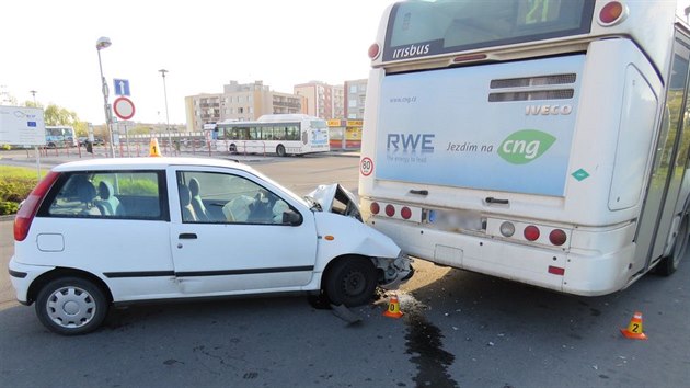 Řidička za jízdy upravovala stínítko, narazila do stojícího autobusu a lehce se zranila.