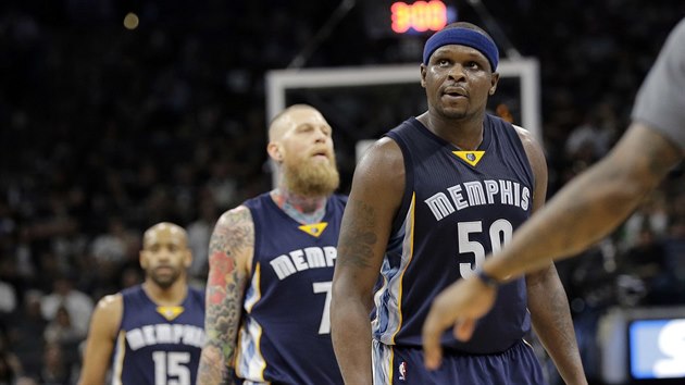 Zach Randolph, Chris Andersen a Vince Carter (zprava) po porce svho Memphisu se San Antoniem.