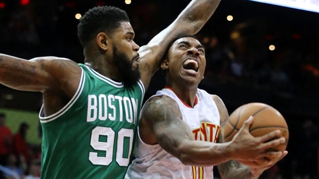 Jeff Teague (vpravo) z Atlanty si doel pod ko Bostonu pro faul od Amira Johnsona.