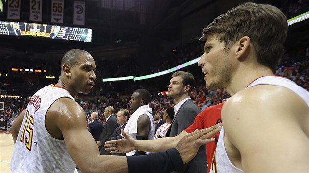 Al Horford (vlevo) a Kyle Korver slav vhru Atlanty nad Bostonem.