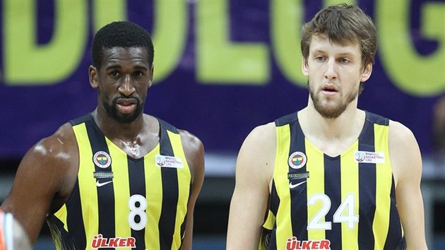 Ekpe Udoh (8) a Jan Veselý v dresu Fenerbahce Istanbul