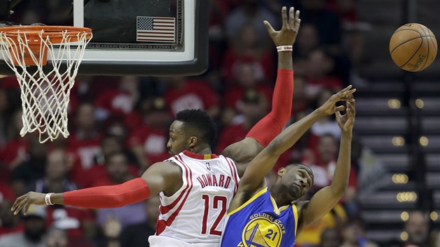 Houstonsk pivot Dwight Howard (vlevo) v souboji s Ianem Clarkem z Golden State.