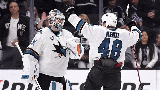 esk tonk Tom Hertl a glman Martin Jones slav vhru San Jose.