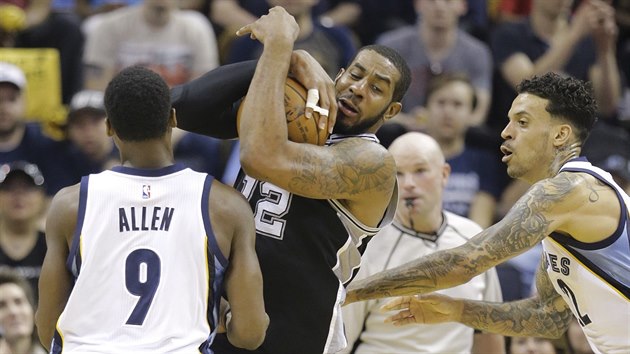 LaMarcus Aldridge (uprosted) ze San Antonia doskoil m ped Mattem Barnesem (vpravo) a Tonym Allenem z Memphisu.