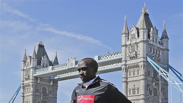 Kesk vytrvalec Eliud Kipchoge pzuje bhem oficilnho focen ped Londnskm maratonem.