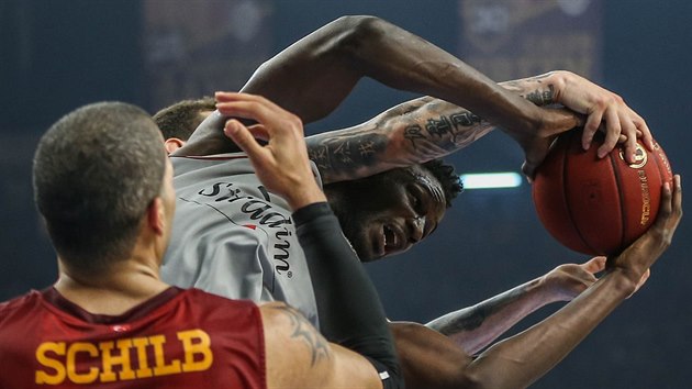 Blake Schilb z Galatasaray Istanbul svd ve finle Eurocupu souboj se trasburskm Bangalym Fofanou.