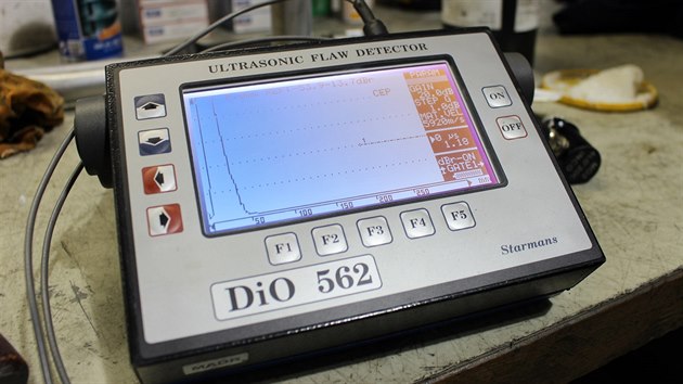 Speciln ultrazvukov detektor zachyt trhliny v materilu.