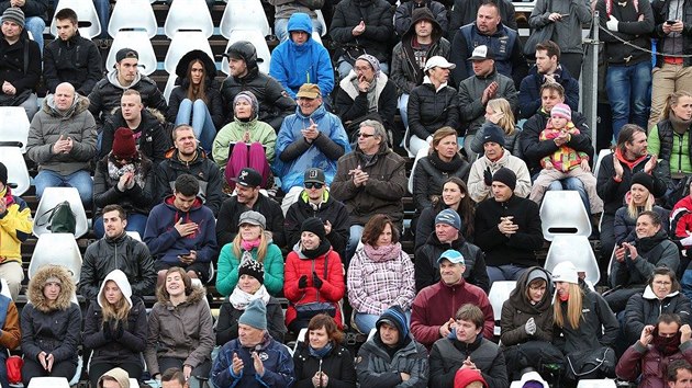 PUBLIKUM V BUNDCH.  Vzhledem k chladnm teplotm vythli divci na turnaji v Praze znovu zimn bundy.