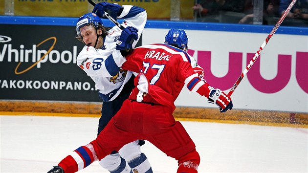 Josef Hrabal (vpravo) bojuje o puk v duelu s Finskem