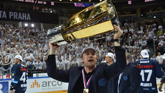 JE TO NAE! Libereck trenr Filip Pen se raduje s trofej pro vtze hokejov extraligy.