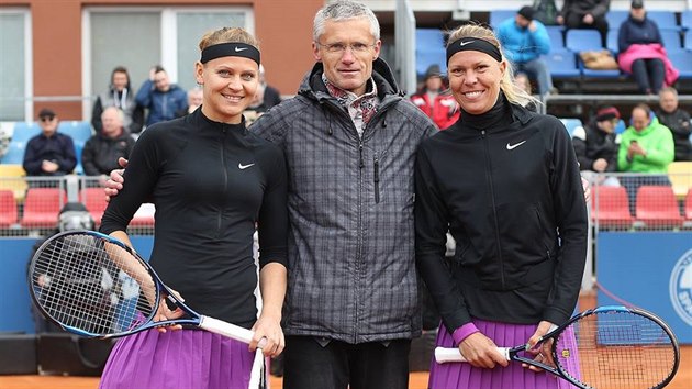 SMVY PED ZATKEM. Lucie afov (vlevo) a Lucie Hradeck ped startem duelu 2. kola na turnaji v Praze
