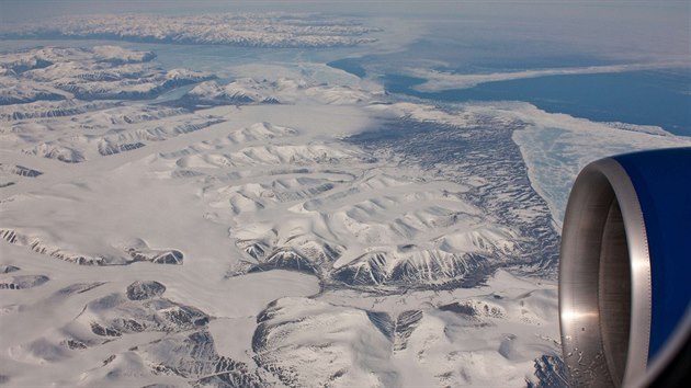 Země pokrytá sněhem a ledem, pohádkově krásné fjordy a ledovcové řeky poseté plovoucími krami. Takový je pohled z letadla na kanadské teritorium Nunavut, jednu z nejřidčeji osídlených oblastí světa.