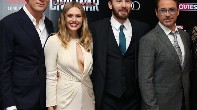 Paul Bettany, Elizabeth Olsenov, Chris Evans a Robert Downey Jr. na londnsk premie snmku Captain America: Obansk vlka (26. dubna 2016).