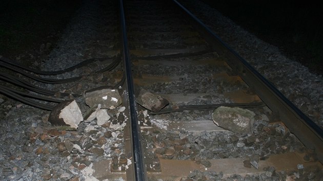 Vlak u Hradce Krlov narazil do kamen na kolejch (27.4.2016).