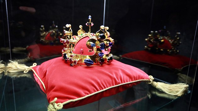 Na hrad Veveří v Brně přivezli vzácnou kopii svatováclavské koruny.