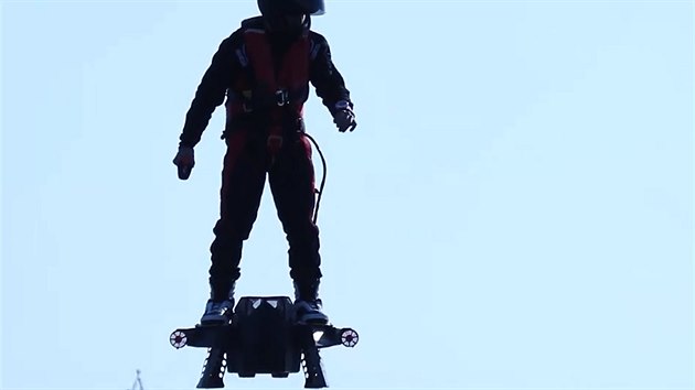 Ltajc stroj Flyboard Air m na bocch dv vrtulky.