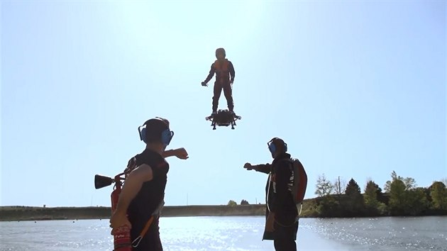 Pi pistn i startu ltajcho stroje Flyboard Air se uivatel zatm radji spolh na asistenty.