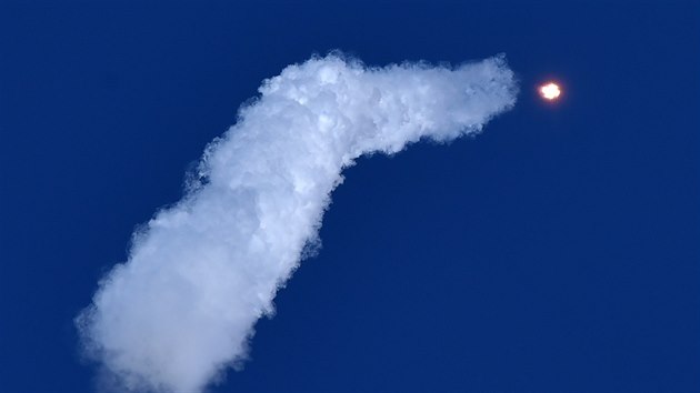 Ruská raketa Sojuz 2.1a nesoucí satelity  Lomonosov, Aist-2D a SamSat-218 odlétá z nového ruského kosmodromu Vostočnyj.