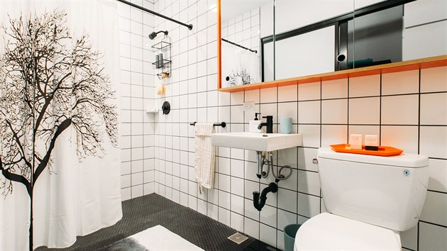 Na nov njemnky ekaj v pln vybavench koupelnch dokonce startovac balky pro osobn hygienu. 