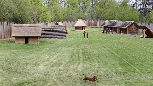 Archeopark v Chotbuzi u eskho Tna, kter provozuje Muzeum Tnska, se chyst na oteven v nov sezn.