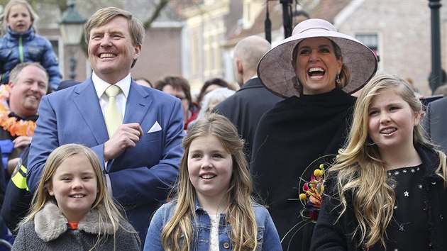Nizozemsk krl Willem-Alexander, krlovna Mxima a jejich dcery: princezna Ariane, princezna Alexia a korunn princezna Catharina-Amalia (Zwolle, 27. dubna 2016)