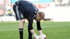 Michal Reichl si chystá mí� k výkopu v utkání se Slavií.