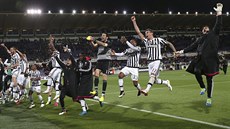 Fotbalisté Juventusu k�ep�í po utkání s Fiorentinou. Práv� získali mistrovský...