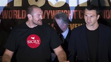 Britský boxer Tyson Fury s pásy pro ampiona tké váhy.