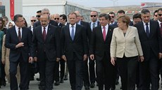 Nmecká kancléka Angela Merkelová, turecký premiér Ahmet Davutoglu, pedseda...