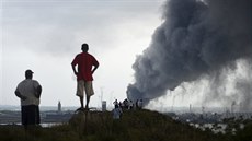 Dým se valí z petrochemického závodu v mexickém Coatzacoalcosu (20. dubna 2016)
