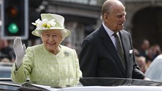 Britská královna Albta II a princ Filip ve Windsoru u píleitosti...