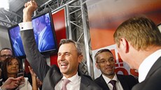 Norbert Hofer slaví vítězství v 1. kole rakouských prezidentských voleb...