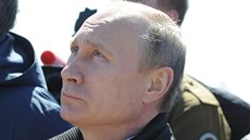 Ruský prezident Vladimir Putin sleduje odlo�ený start rakety z nového...