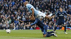 Vincent Kompany z Manchesteru City fauluje v hlavikovém souboji s Casemirem z...