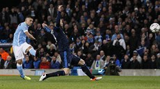 Sergio Agüero z Manchesteru City stílí na branku Realu Madrid v semifinále...