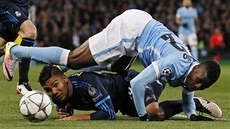 Casemiro z Realu Madrid a Kelechi Iheanacho z Manchesteru v pádu sledují mí.