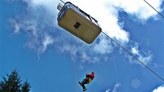 Cestující �ekala evakuace poklopem v podlaze lanovky.