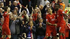 Útočník Liverpoolu Divock Origi (vpravo) a jeho gólová radost v derby proti...