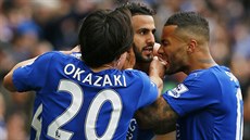 NENÍ VARDY? NENÍ PROBLÉM! Hrá�i Leicesteru slaví gól, který do sít� Swansea...