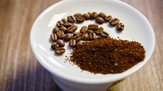 Takto vypadá tzv. cupping, p�i kterém se ochutnávají r�zné druhy kávy.