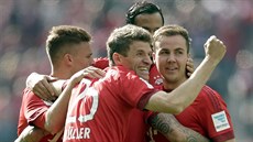 Fotbalisté Bayernu Mnichov oslavují vstřelený gól.