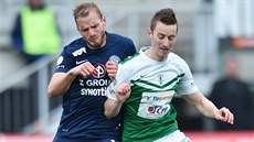 Jablonecký záloník Ján Gregu (vpravo) v souboji s Vlastimilem Daníkem ze...