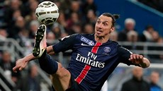 Zlatan Ibrahimovi�, kanonýr PSG, si zpracovává mí�.