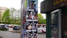 Plakáty se jmény lidí, kteí byli zavradni radikálními islamisty.