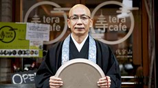 V budhistické kavárn obsluhuje deset mnich, jedním z nich je i okjó Miura...