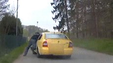 Zdrogovaný idi najel autem na policistu